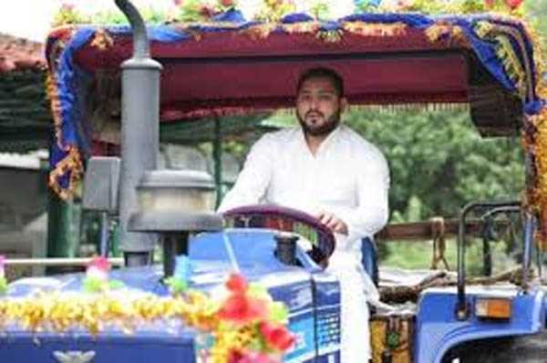 कृषि बिल के खिलाफ पटना की सड़कों पर ट्रैक्टर लेकर उतरे तेजस्वी यादव